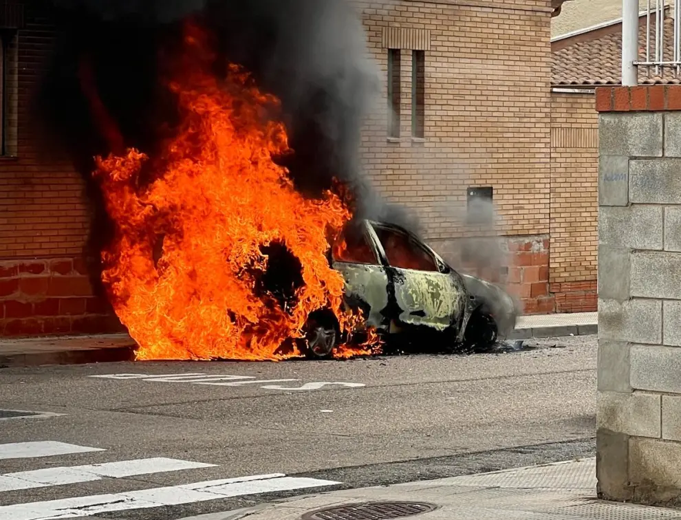 Así ardió el coche calcinado en Alagón.