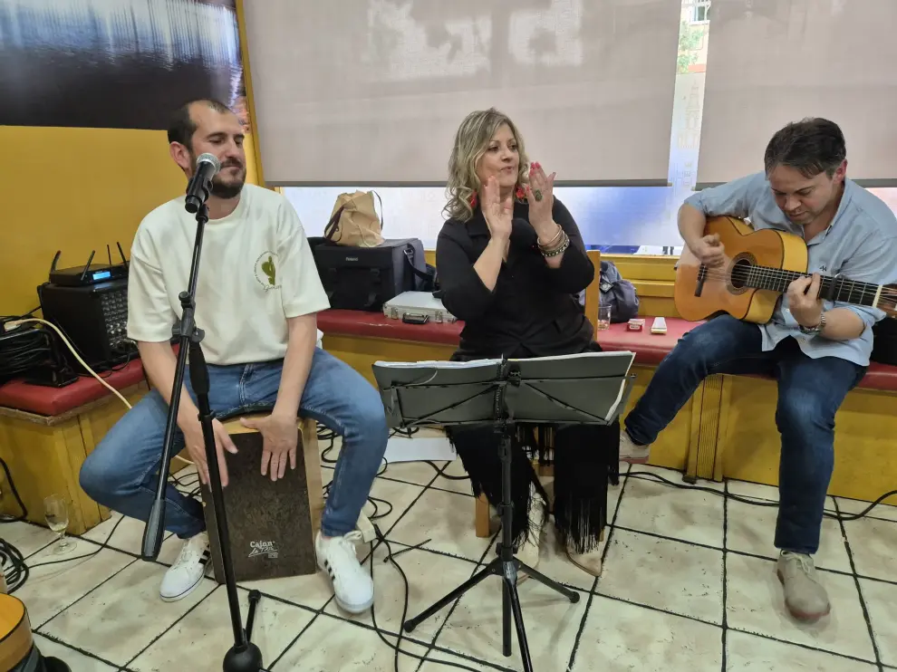 Fiesta por el sexto aniversario de Antoñito's Bar El Sevillano, en el Arrabal de Zaragoza