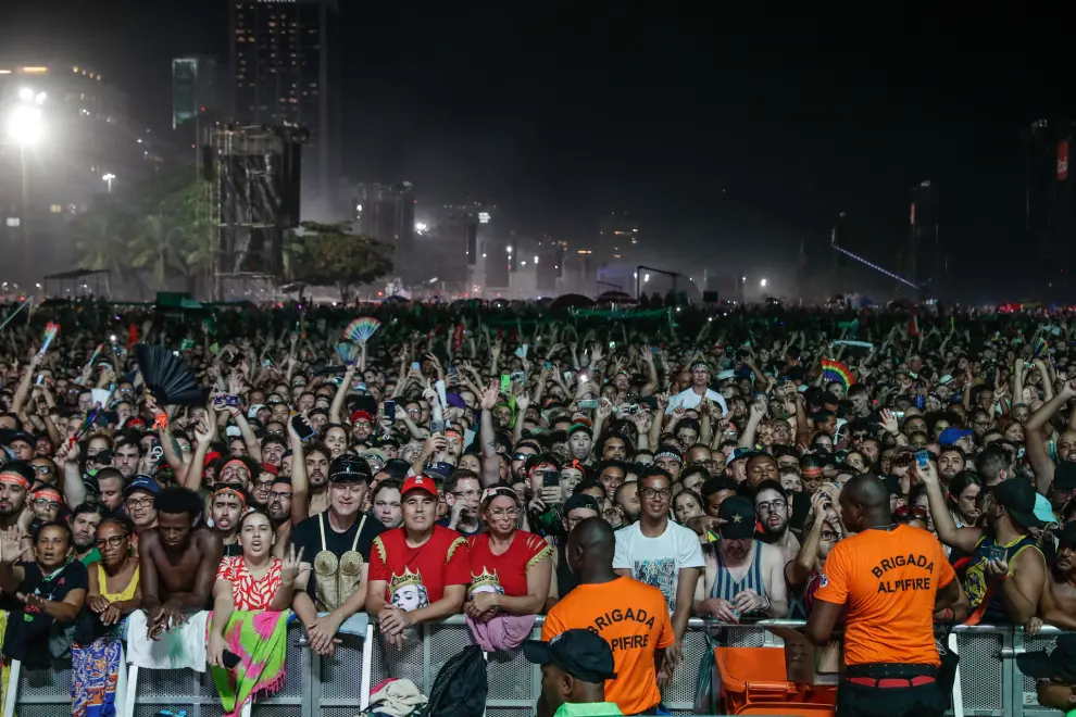 Espectadores asisten a un concierto gratuito de la cantante Madonna, única presentación de su gira The Celebration Tour en Suramérica, este sábado en la playa de Copacabana en Río de Janeiro (Brasil).