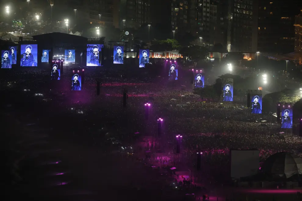Miles de personas asisten a un concierto gratuito de la cantante Madonna, única presentación de su gira The Celebration Tour en Suramérica, este sábado en la playa de Copacabana en Río de Janeiro (Brasil).
