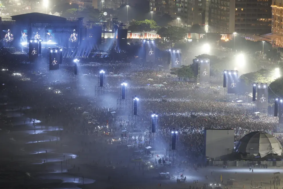 Concierto gratuito de la cantante Madonna, única presentación de su gira The Celebration Tour en Suramérica, este sábado en la playa de Copacabana en Río de Janeiro (Brasil).