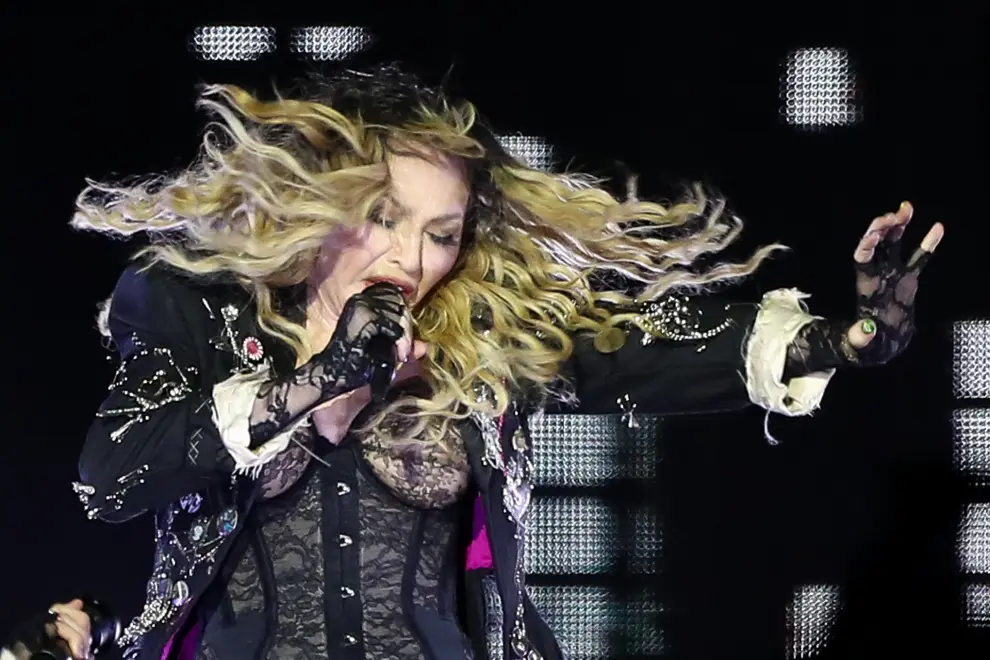 La cantante Madonna se presenta en un concierto gratuito, única presentación de su gira The Celebration Tour en Suramérica, este sábado en la playa de Copacabana en Río de Janeiro (Brasil).