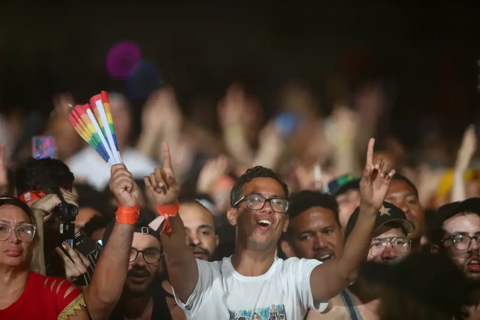 Espectadores asisten a un concierto gratuito de la cantante Madonna, única presentación de su gira The Celebration Tour en Suramérica, este sábado en la playa de Copacabana en Río de Janeiro (Brasil)