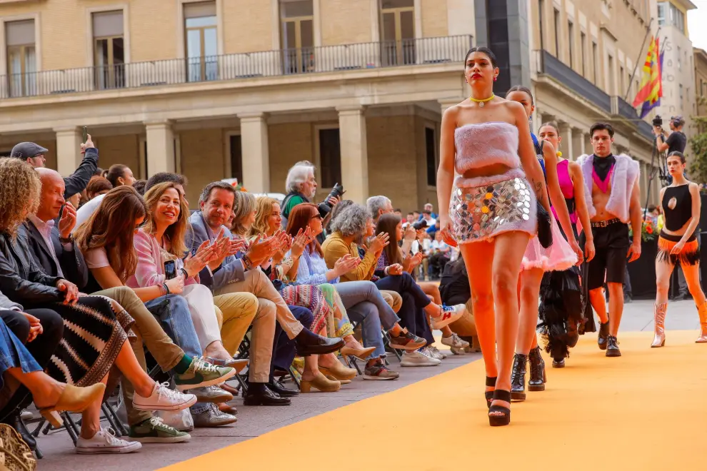 Desfile de la Aragón Fashion Street en la plaza del Pilar de Zaragoza: Escuela de Moda y Jóvenes Diseñadores