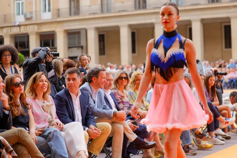 Desfile de la Aragón Fashion Street en la plaza del Pilar de Zaragoza: Escuela de Moda y Jóvenes Diseñadores