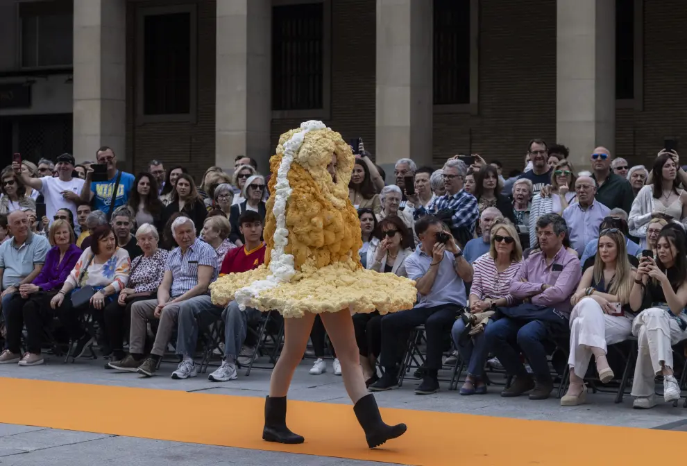 Desfile de la Aragón Fashion Street en la plaza del Pilar de Zaragoza: jovenes diseñadores y marcas aragonesas