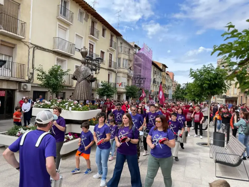 Cientos de vecinos han acompañado a las jugadoras del Esneca Fraga en la rúa por las calles de la localidad.
