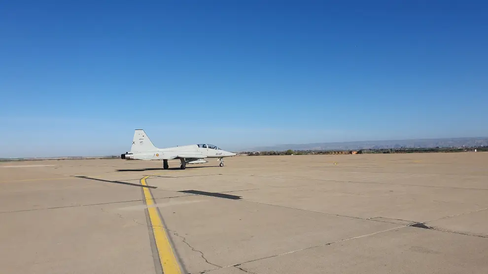 Pilotos de la Escuela de Caza y Ataque se preparan en la Base Aérea de Zaragoza