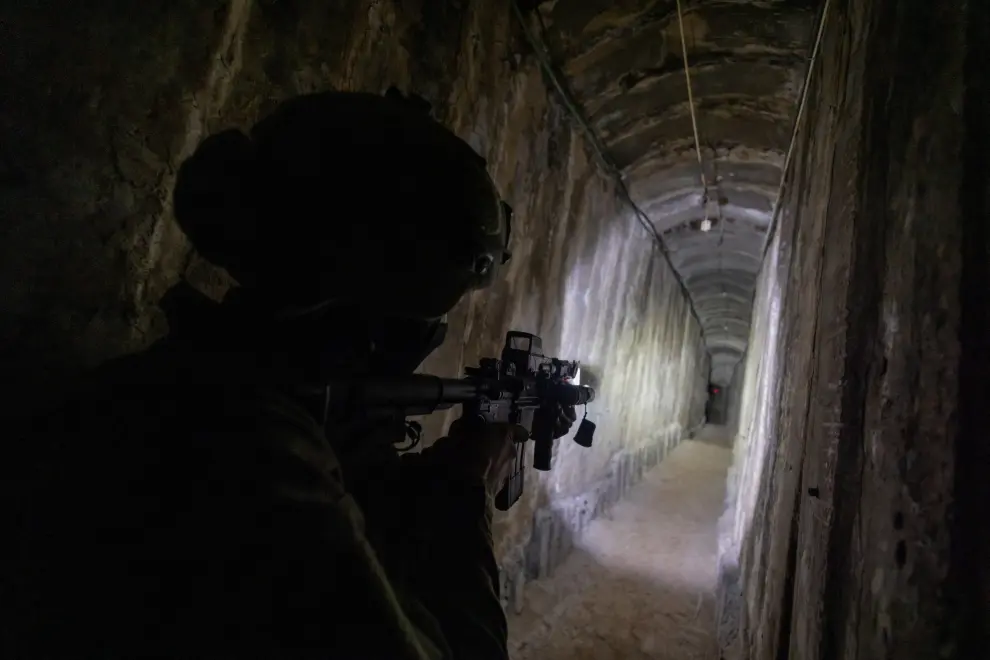 Un soldado israelí asegura un túnel debajo del hospital Al Shifa, en medio de la operación terrestre del ejército israelí contra Hamás, en el norte de la Franja de Gaza, el 22 de noviembre de 2023