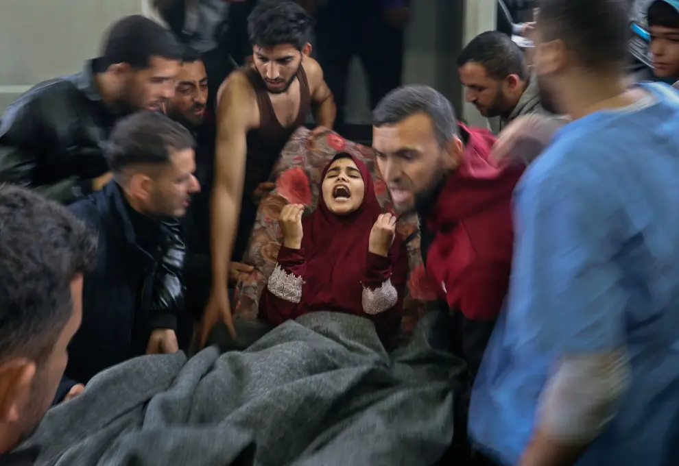 Una niña palestina herida grita Ya Allah (¡Oh, Dios mío!) mientras la llevan en camilla al hospital Nasser, tras los ataques israelíes a la escuela de Maan, en medio del conflicto entre Israel y Hamás, en Jan Yunis, situado en el sur de la Franja de Gaza, 5 de diciembre de 2023
