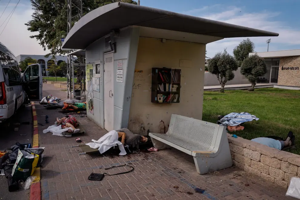 Los cuerpos de personas, algunos de ellos ancianos, yacen esparcidos afuera de un refugio antiaéreo después de una infiltración masiva de hombres armados de Hamas desde la Franja de Gaza, en Sderot, sur de Israel, el 7 de octubre de 2023.