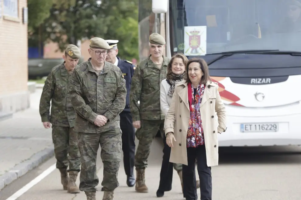 La ministra de Defensa, Margarita Robles, visita al regimiento de Pontoneros y Especialidades de Ingenieros nº 12, en Zaragoza.