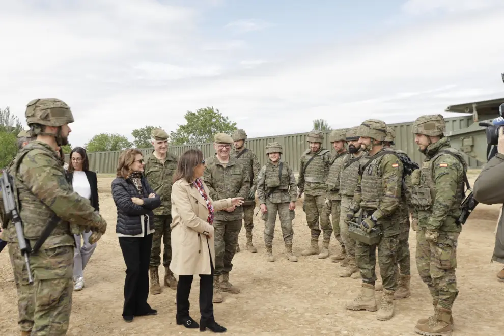 La ministra de Defensa, Margarita Robles, visita al regimiento de Pontoneros  y Especialidades de Ingenieros nº 12, en Zaragoza.