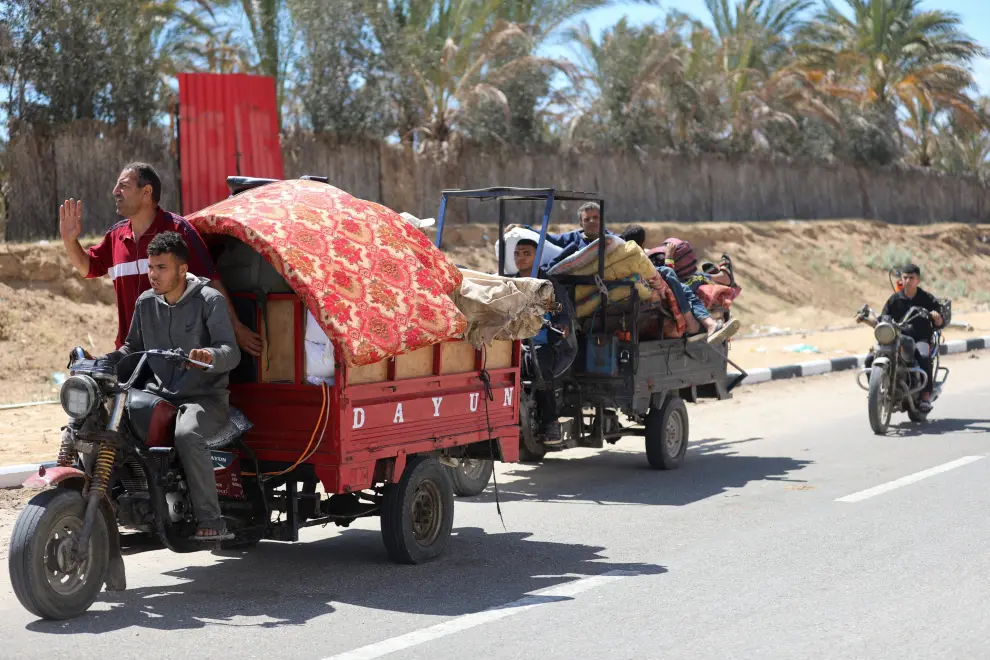Palestinos huyen de Rafah tras ordenar Israel la evacuación completa