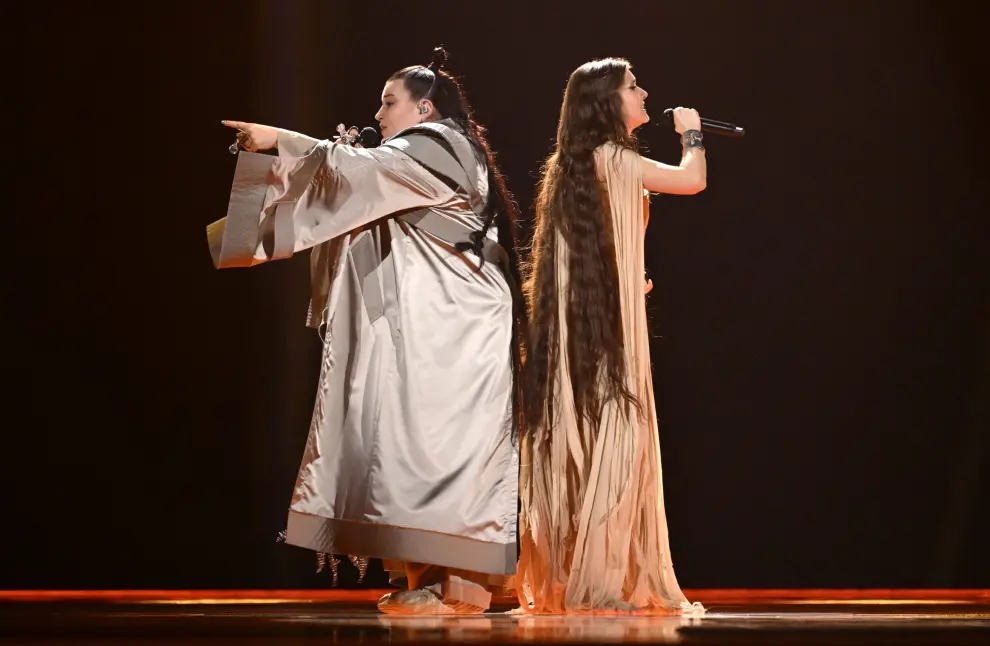 Alyona alyona y Jerry Heil representando a Ucrania con la canción 'Teresa & Maria' durante la primera semifinal de la 68ª edición de Eurovisión