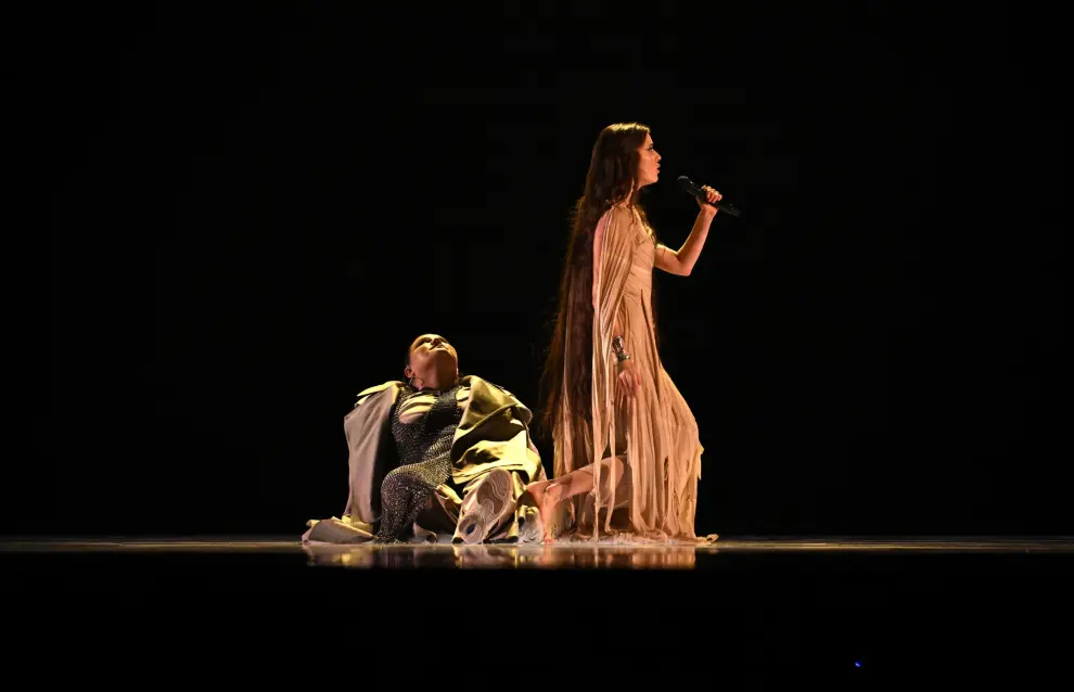 Alyona alyona y Jerry Heil representando a Ucrania con la canción 'Teresa & Maria' durante la primera semifinal de la 68ª edición de Eurovisión