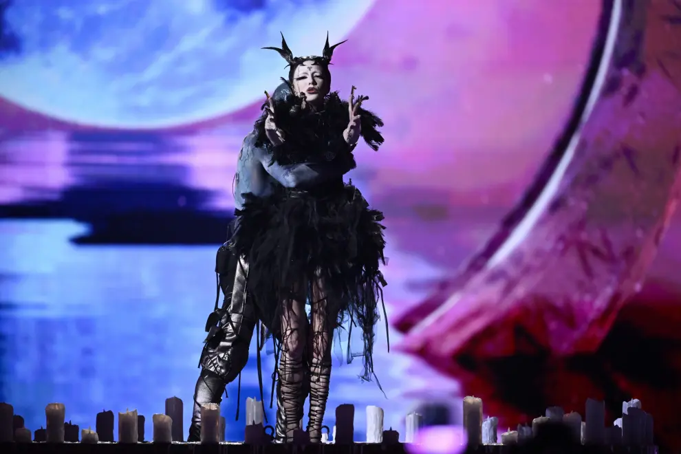 Bambie Thug representando a Irlanda con la canción 'Doomsday blue' actúa durante la primera semifinal del 68º Festival de Eurovisión