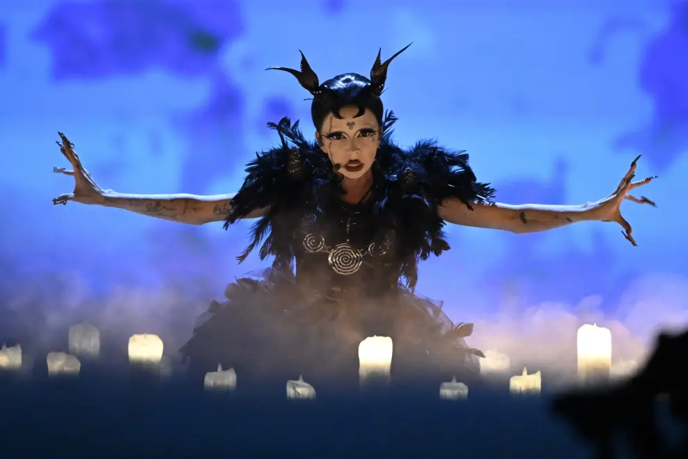 Bambie Thug representando a Irlanda con la canción 'Doomsday blue' actúa durante la primera semifinal del 68º Festival de Eurovisión