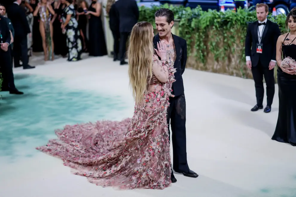 La actriz y cantante Dove Cameron junto a su pareja, el cantante Damiano (Måneskin) en la Met Gala 2024