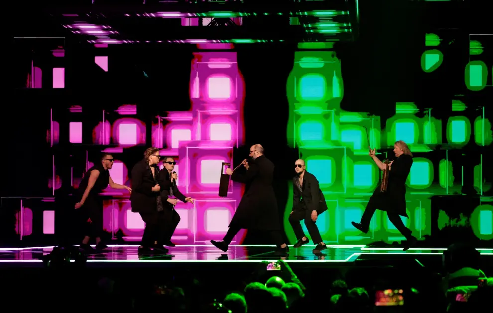 5MIINUST x Puuluup representando a Estonia actúan en el escenario durante la segunda semifinal del Festival de la Canción de Eurovisión 2024