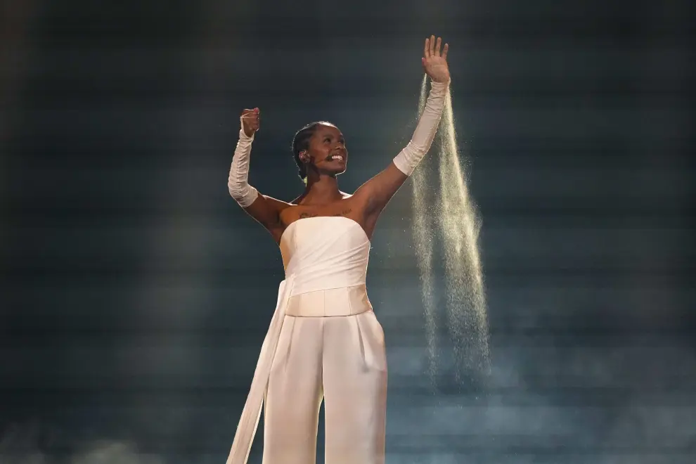 SABA de Dinamarca interpreta la canción SAND durante la segunda semifinal del Festival de Eurovisión en Malmo, Suecia.