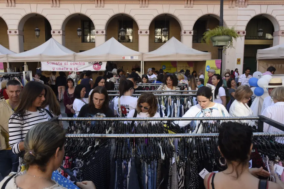 La plaza López Allué de Huesca se ha convertido en una gran pasarela de moda reciclada de la mano de Carinsertas.