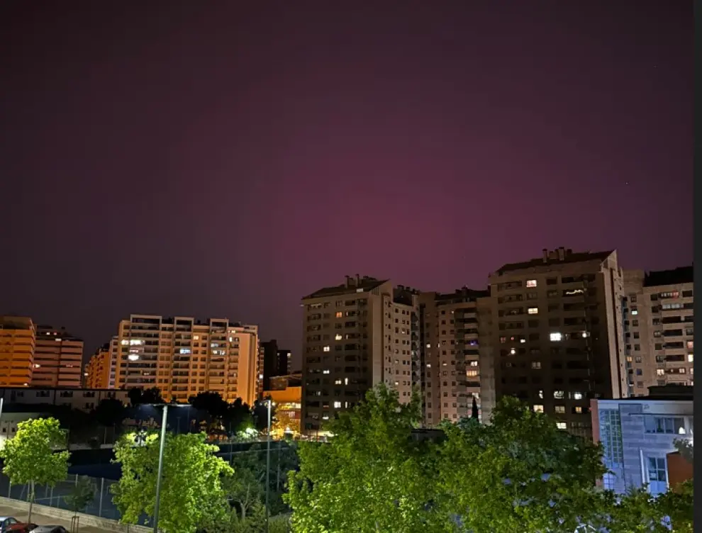 Aurora boreal visible desde el barrio zaragozano de La Romareda
