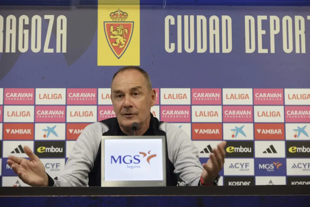 El entrenador del Real Zaragoza, Víctor Fernández, en una rueda de prensa en la Ciudad Deportiva