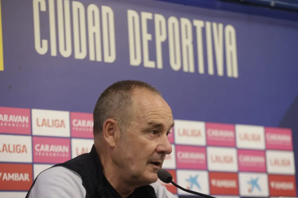 El entrenador del Real Zaragoza, Víctor Fernández, en una rueda de prensa en la Ciudad Deportiva