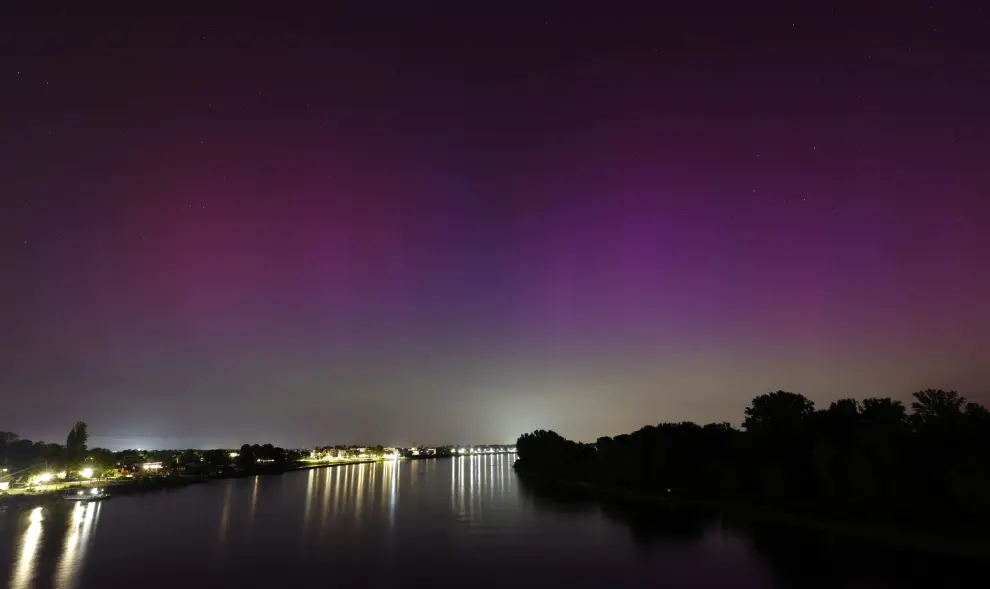 La aurora boreal brilla sobre el río Rin en Speyer (Alemania)
