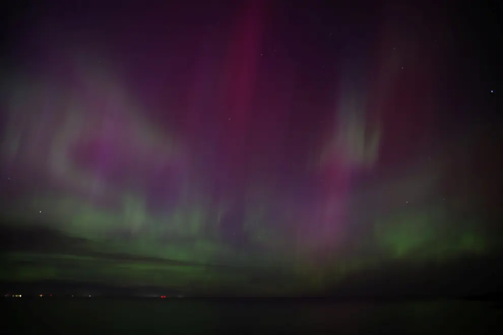 La aurora boreal ilumina el cielo sobre el océano frente a Gloucester, Massachusetts (Estados Unidos)