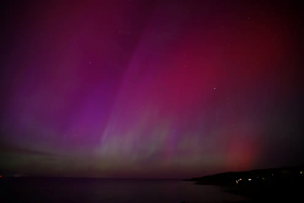 La aurora boreal ilumina el cielo sobre el océano frente a Gloucester, Massachusetts (Estados Unidos)