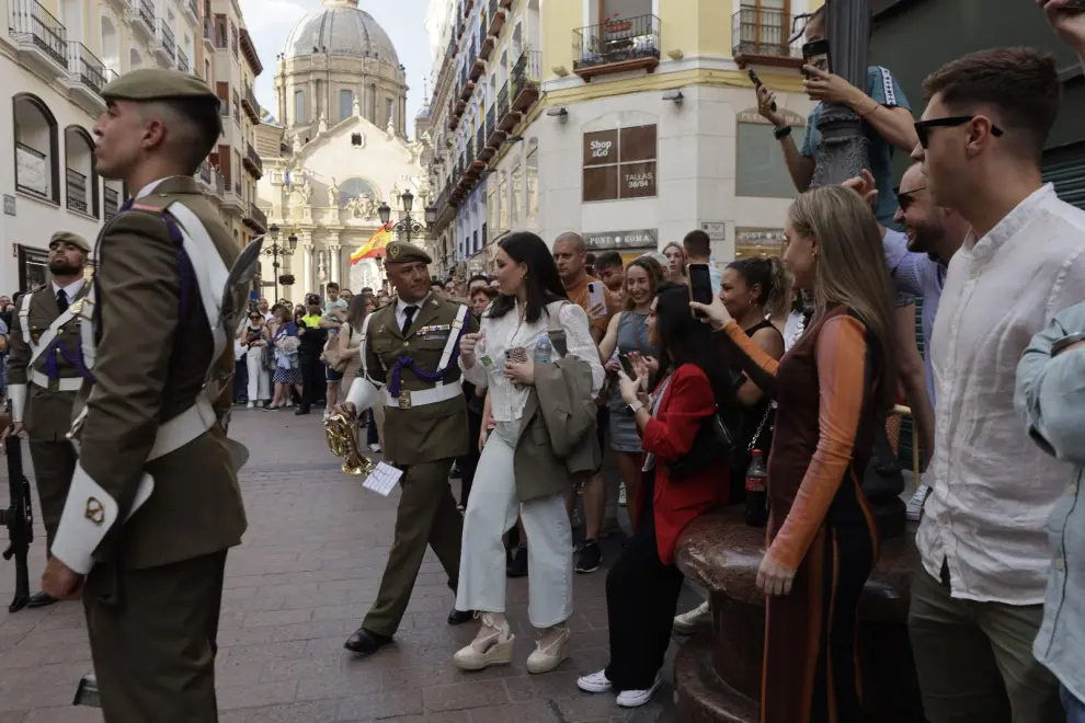 A su paso por la calle de Alfonso, numerosos ciudadanos han presenciado el momento. La marcha ha salido de las plazas de Santa Engracia (AGM), San Gregorio (Brigada Aragón) y Los Sitios (Pontoneros) para desembocar a las 20.30 en la plaza del Pilar.