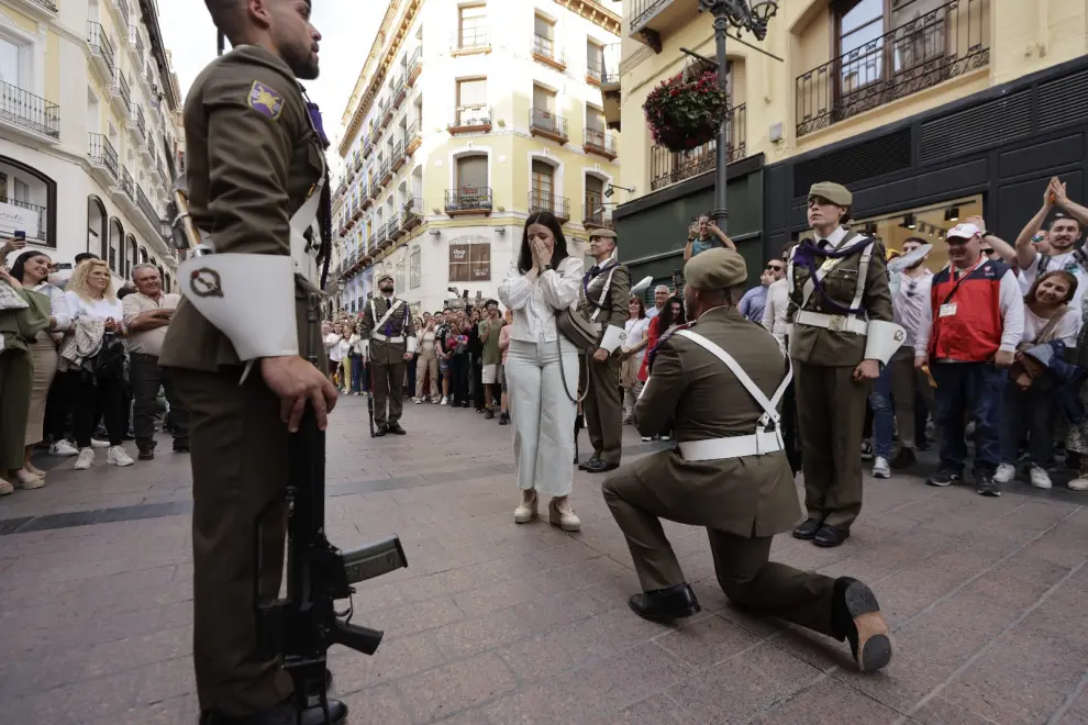 A su paso por la calle de Alfonso, numerosos ciudadanos han presenciado el momento. La marcha ha salido de las plazas de Santa Engracia (AGM), San Gregorio (Brigada Aragón) y Los Sitios (Pontoneros) para desembocar a las 20.30 en la plaza del Pilar.