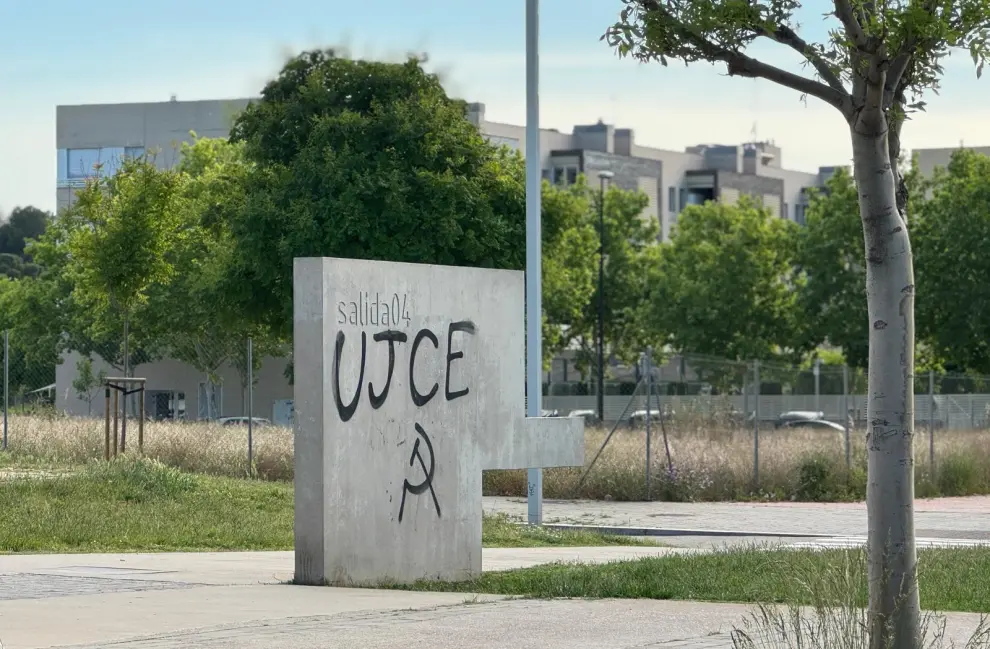 Pintadas en los muros del colegio Julio Verne.