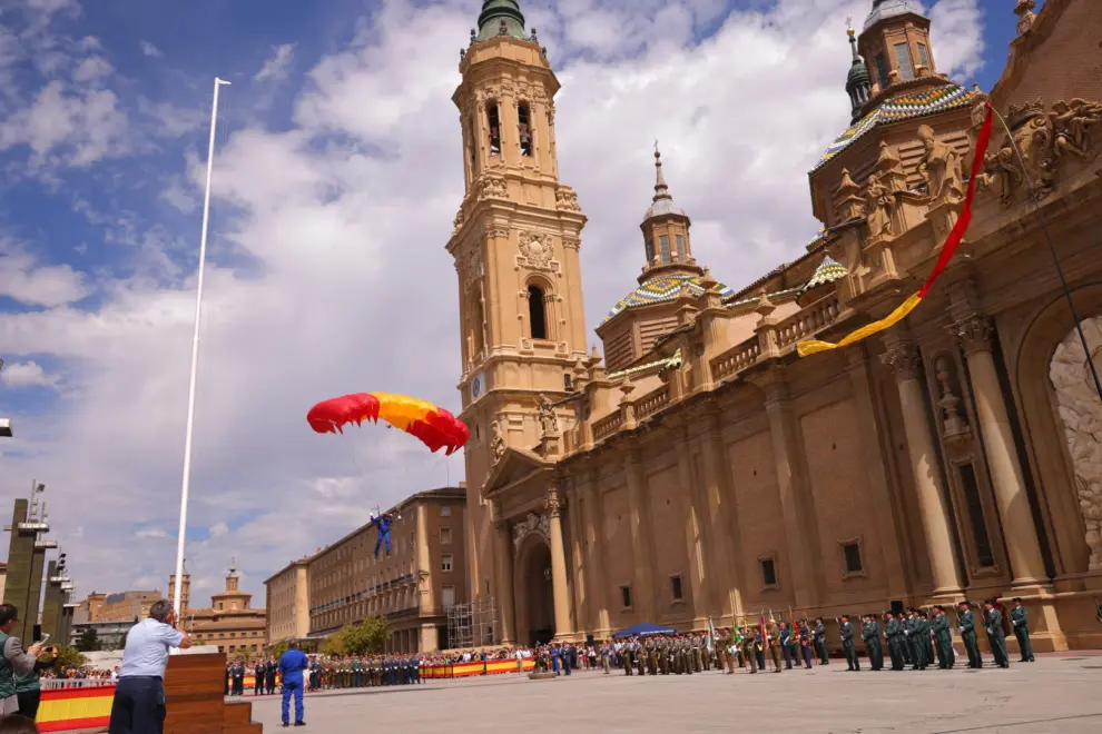 Solemne izado de bandera del Ejército del Aire y del Espacio en la plaza del Pilar de Zaragoza