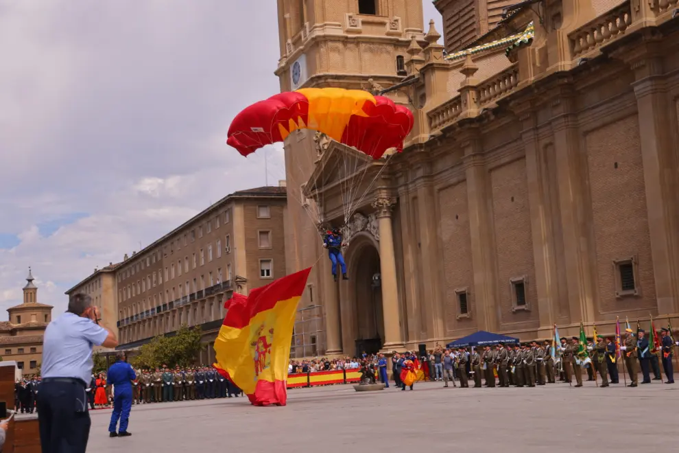 Solemne izado de bandera del Ejército del Aire y del Espacio en la plaza del Pilar de Zaragoza