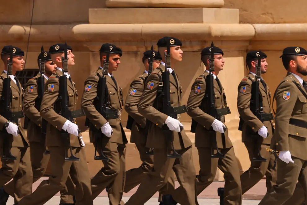 Solemne izado de bandera del Ejército del Aire y del Espacio en la plaza del Pilar de Zaragoza