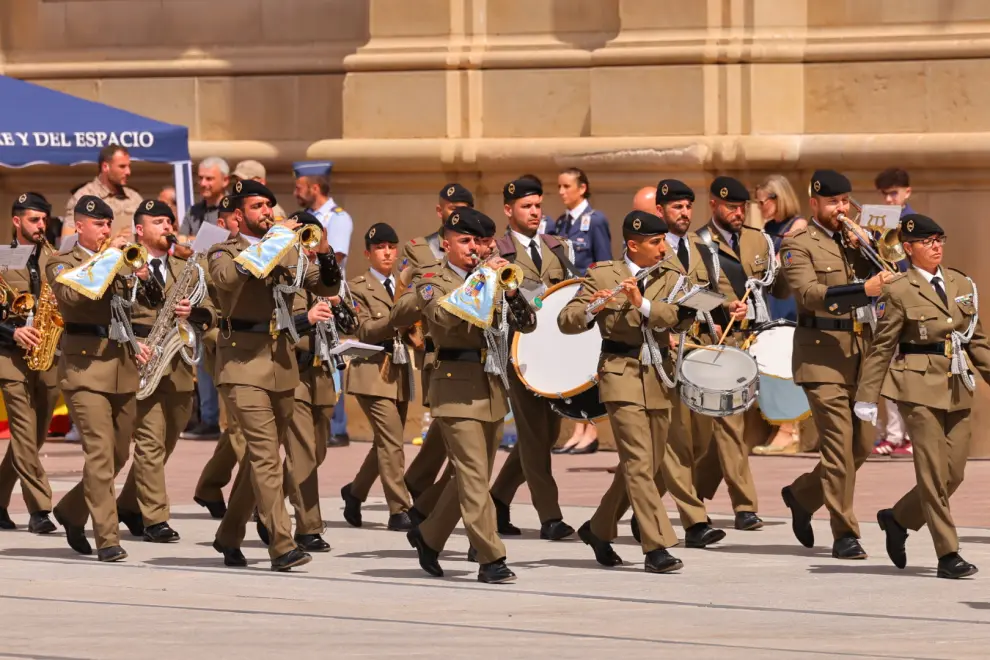 Solemne izado de bandera del Ejército del Aire y del Espacio en la plaza del Pilar de Zaragoza