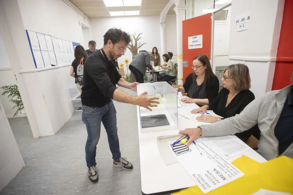 Elecciones en Cataluña 2024: ciudadanos depositan sus votos a primera hora en el Centro Cívico Villa Florida de Barcelona