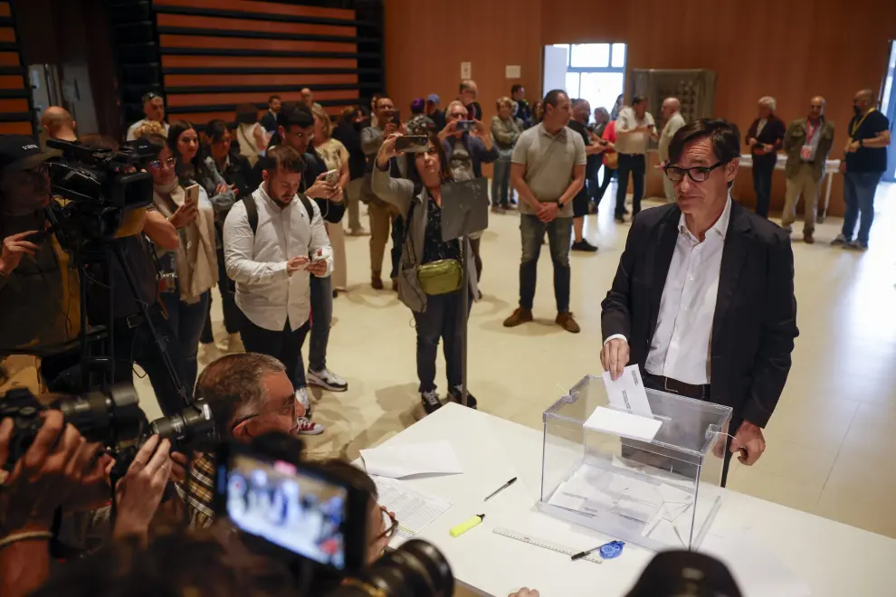 Elecciones en Cataluña 2024: el primer secretario del PSC y candidato a la presidencia de la Generalitat, Salvador Illa, momentos antes de votar en el Centro Cultural La Roca del Vallès de Barcelona