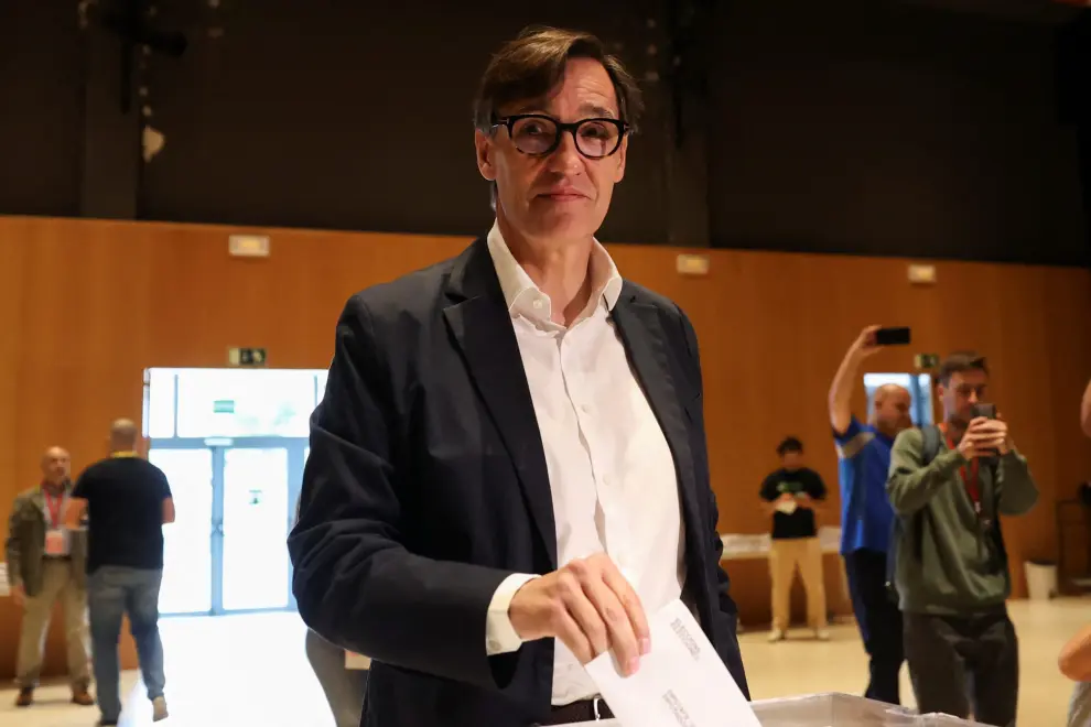 Foto de las elecciones en Cataluña 2024: Salvador Illa (PSC) ejerce su voto