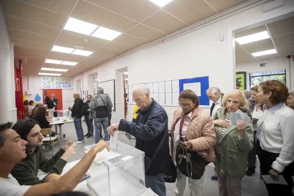Foto de las elecciones en Cataluña 2024: ciudadanos depositan sus votos a primera hora en el Centro Cívico Villa Florida de Barcelona