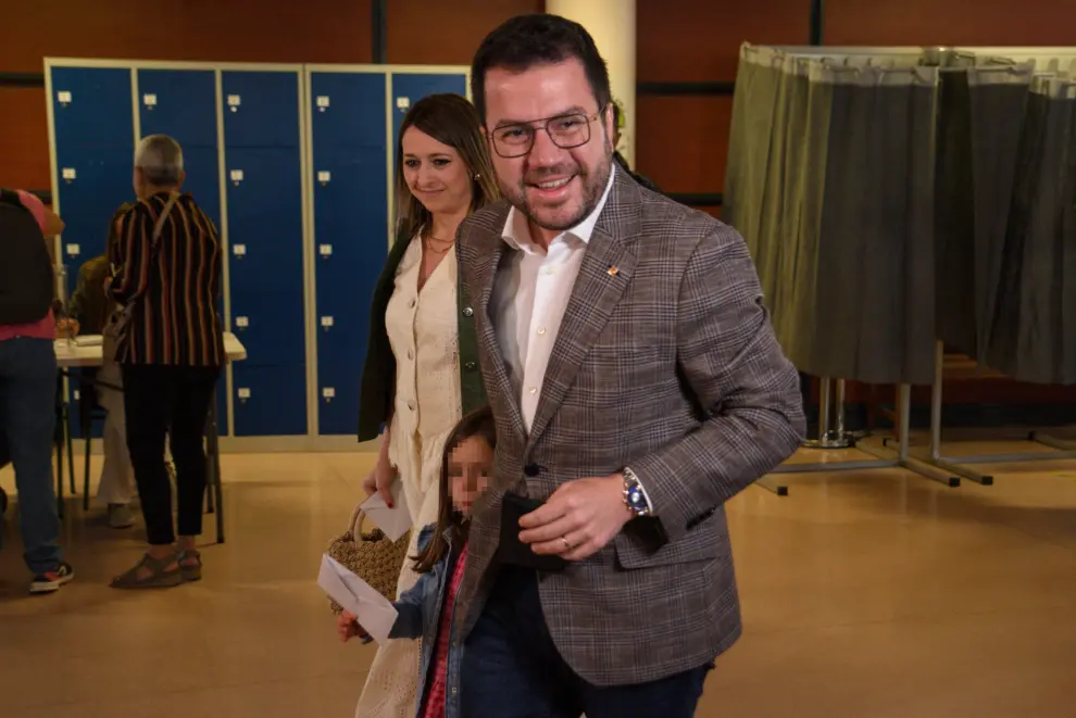 Elecciones en Cataluña 2024: el presidente de la Generalitat de Cataluña y candidato de ERC a la reelección, Pere Aragonès, acude a ejercer su derecho a voto en el Institut Joan Coromines en Pineda de Mar, Barcelona