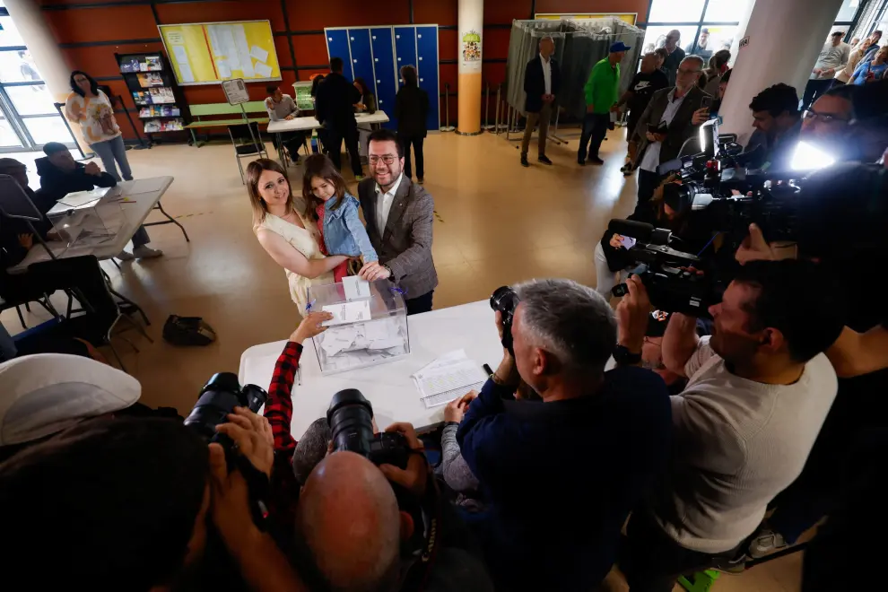 Elecciones en Cataluña 2024: el presidente de la Generalitat de Cataluña y candidato de ERC a la reelección, Pere Aragonès, ejerce su derecho a voto en el Institut Joan Coromines en Pineda de Mar, Barcelona