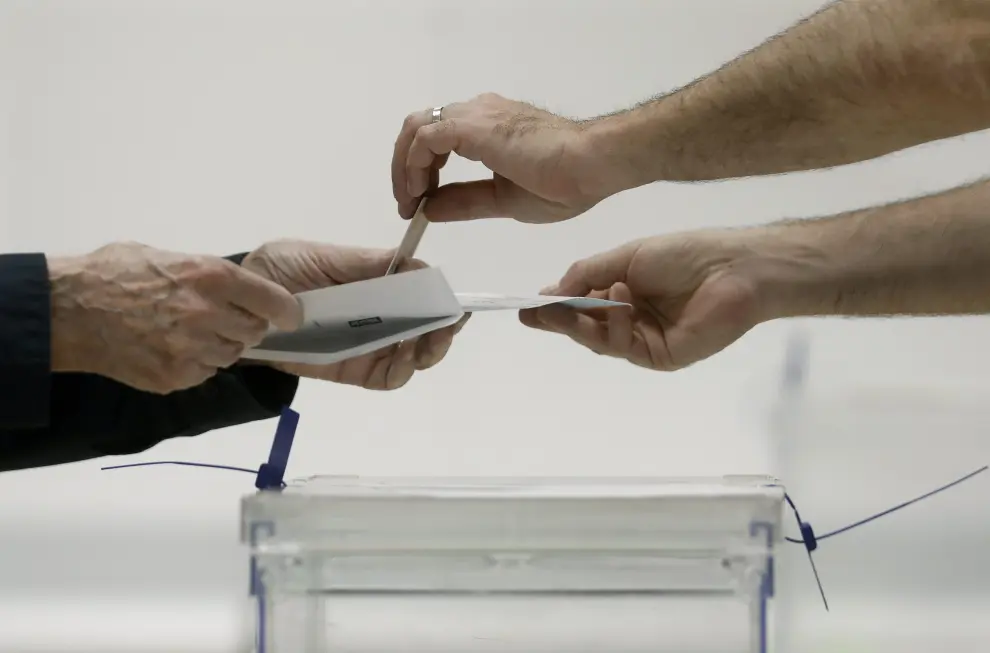 Elecciones en Cataluña 2024: voto depositado en la urna electoral en el colegio electoral instalado en el Instituto de Educación Continua (UPF) del barrio de L,Eixample de Barcelona
