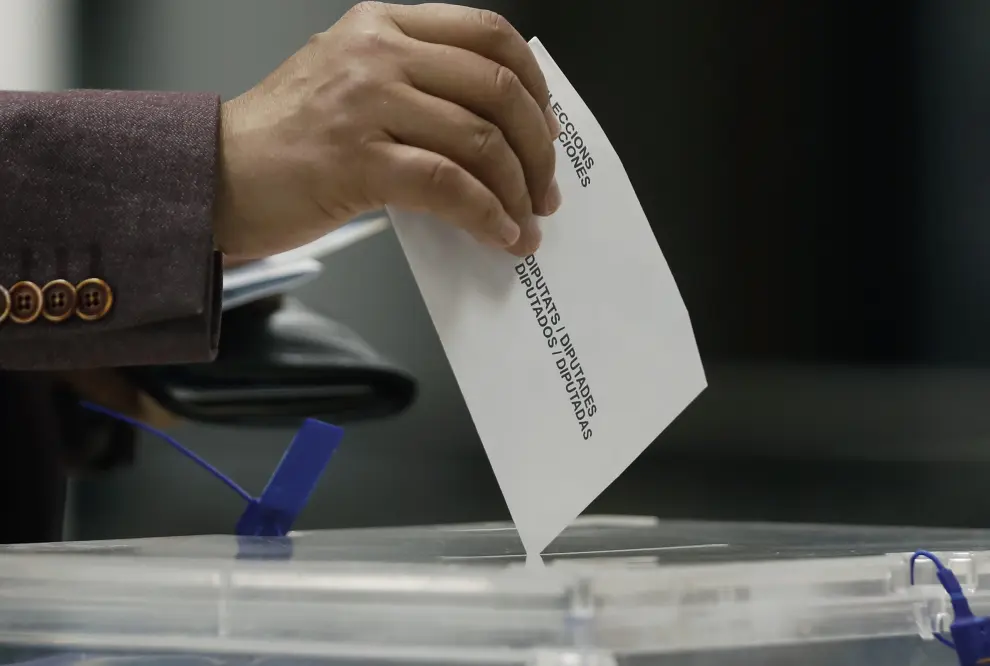 Elecciones en Cataluña 2024: voto depositado en la urna electoral en el colegio electoral instalado en el Instituto de Educación Continua (UPF) del barrio de L,Eixample de Barcelona