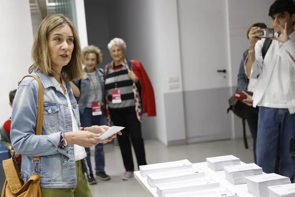 Elecciones en Cataluña 2024: la candidata de Comuns Sumar a la presidencia de la Generalitat, Jéssica Albiach, vota en el Institut d'Educació Contínua UPF de Barcelona