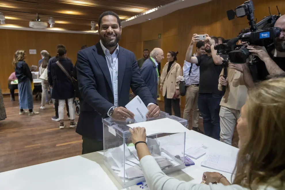 Elecciones en Cataluña 2024: el candidato de Vox a la Generalitat de Cataluña, Ignacio Garriga, vota en el Centro Cívico Villa Florida