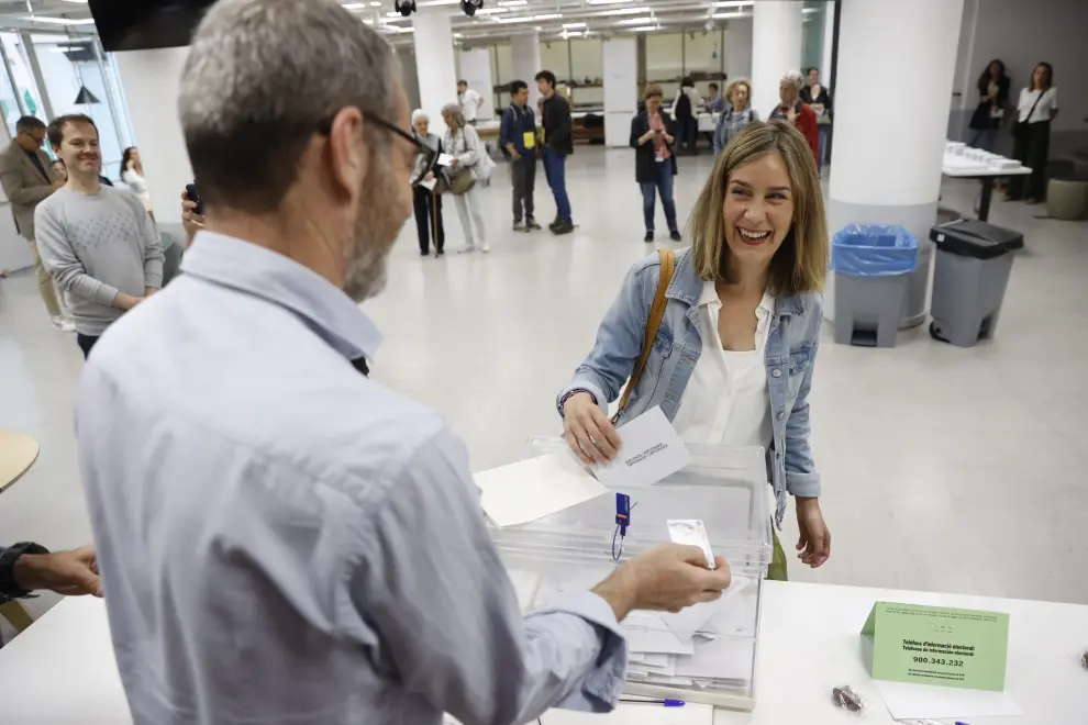 Elecciones en Cataluña 2024: la candidata de Comuns Sumar a la presidencia de la Generalitat, Jéssica Albiach, vota en el Institut d'Educació Contínua UPF de Barcelona